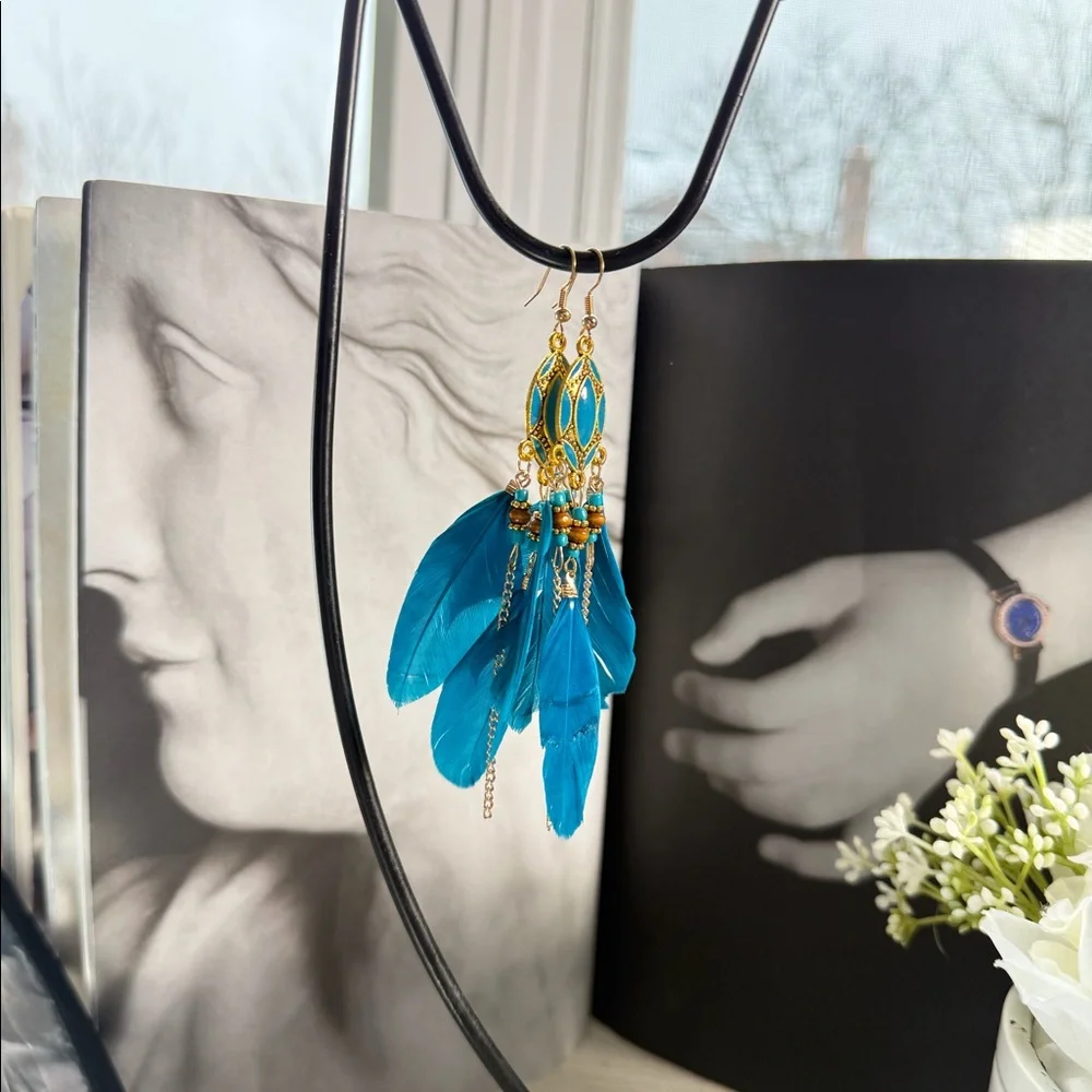 Gold Earring with Feather Blue - Picture 3 of 3